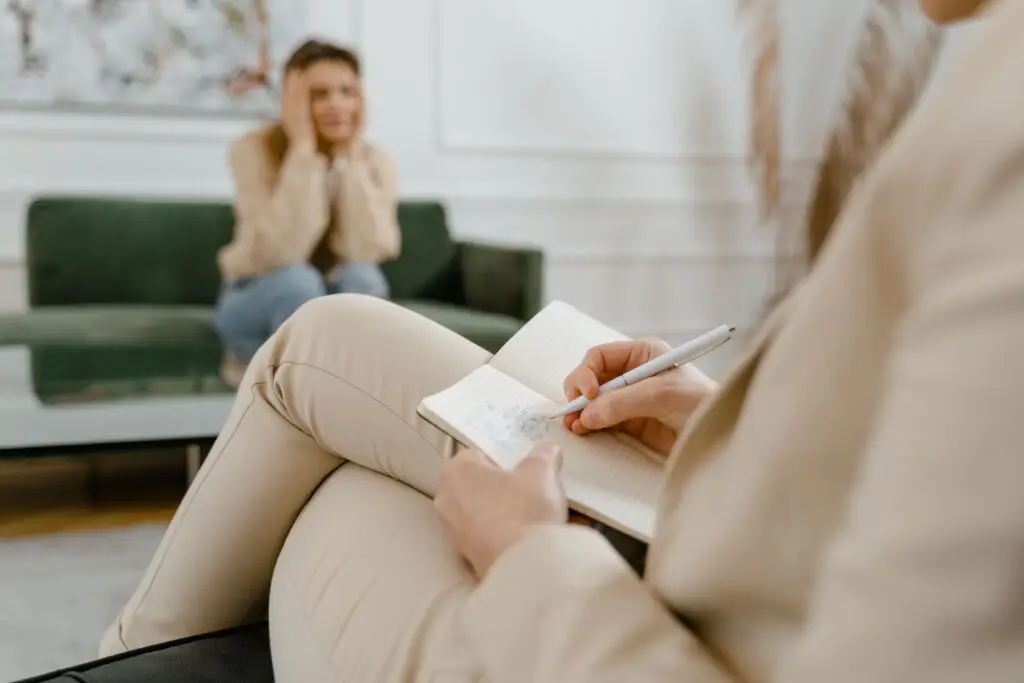 Profesional sanitario durante una valoración de salud mental con un paciente